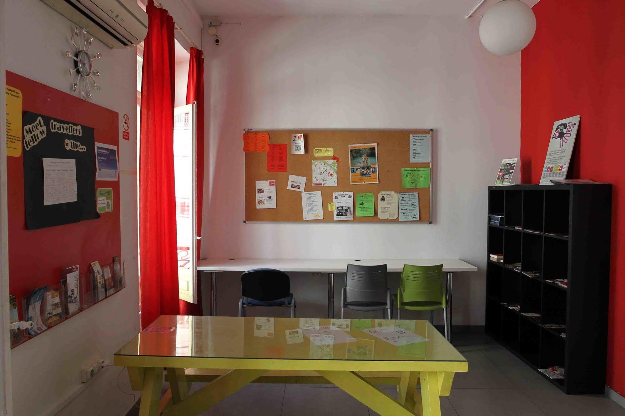 Red Nest Hostel Valensiya Dış mekan fotoğraf